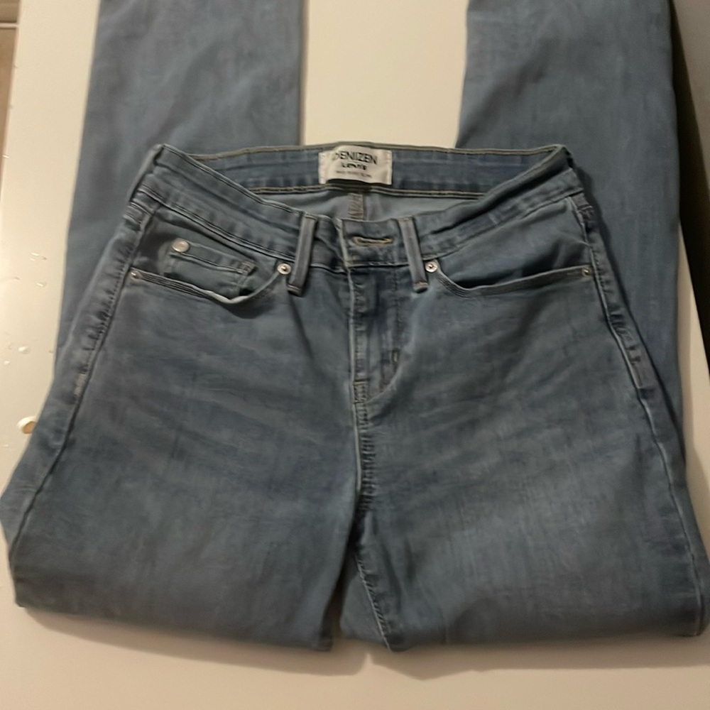 Light Wash Slim-Fit Levi Jeans